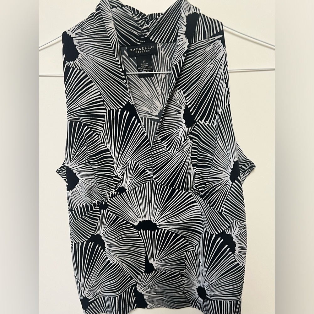 RAFAELLA SLEEVELESS BLACK AND WHITE SMALL PETITE V NECK BLOUSE